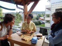 Une artiste en sculpture sur manche