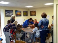 Sous la conduite de Léa PItre, des enfants s'initient à la création d'oeuvres d'art