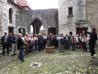 Sortie juin 2016. Dans la cour du château de Montrottier. Repas à Ayze et visite du musée de l'horlogerie de Cluses.