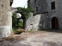 Des vestiges  du château de Montcharvin de la fin du Moyen-âge. 