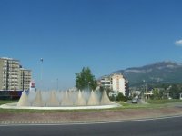 Les 28 tétraèdres du rond-point dit « des pyramides » installés en 1990.