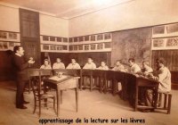 A Corinthe, les enfants sourds apprennent la lecture sur les lèvres. La carte de France est amputée de l'Alsace-Lorraine.